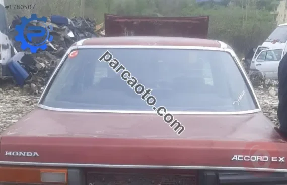 1983 model honda accord 1.6 çıkma bagaj camı