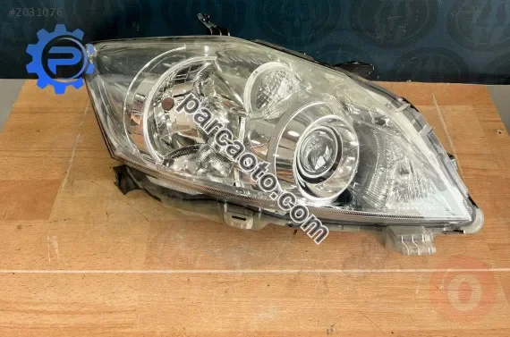 Toyota auris sağ ön far