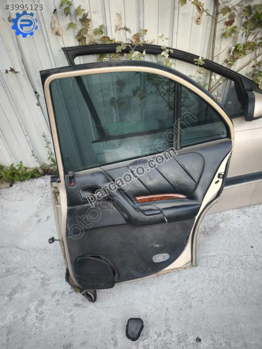 Opel Omega B Sağ Ön Arka kapı.
