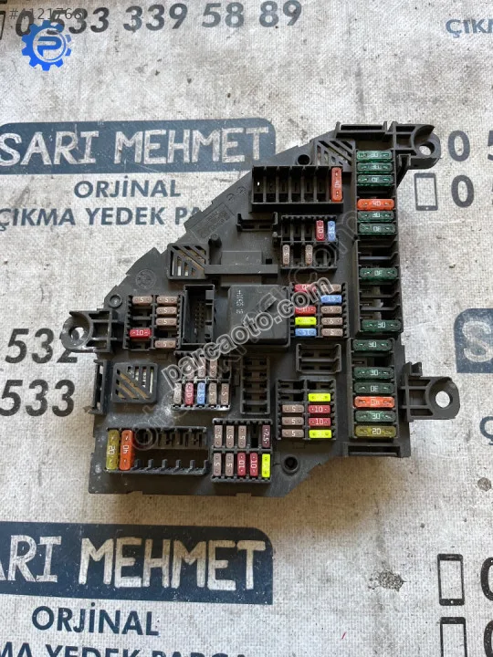 Çıkma bmw f10 9234423-01 923442301 sigorta kutusu