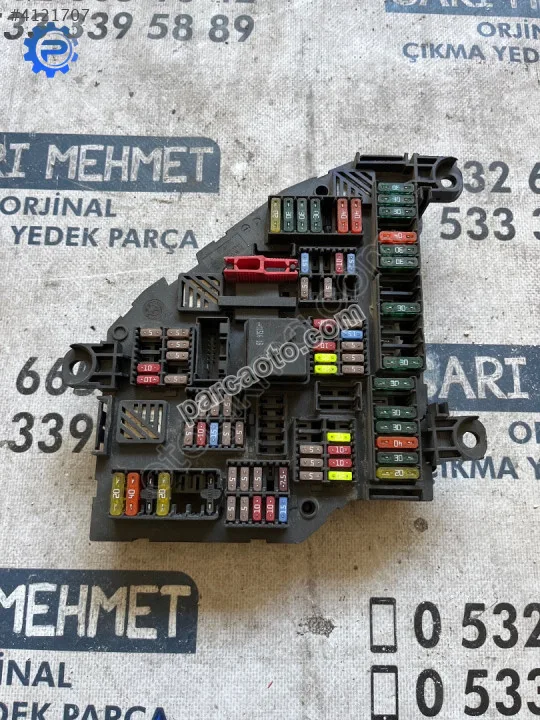 Çıkma bmw f11 9252813-01 925281301 sigorta kutusu