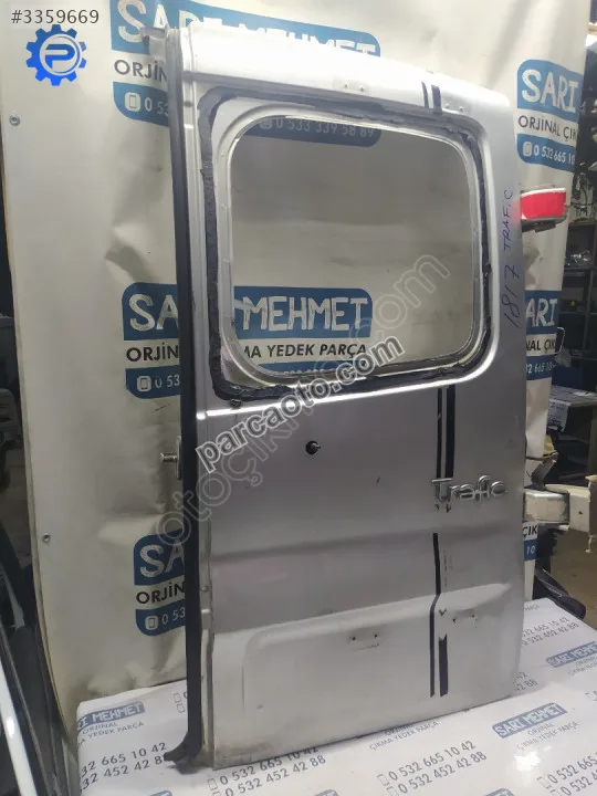 Çıkma renault trafic sağ bagaj kapağı 1817