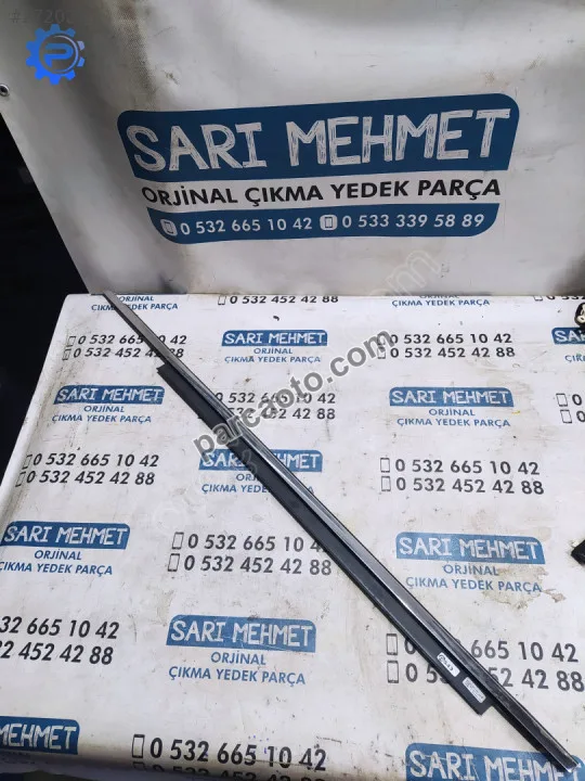 Çıkma audi a4 sol ön kapı dış sıyırıcı