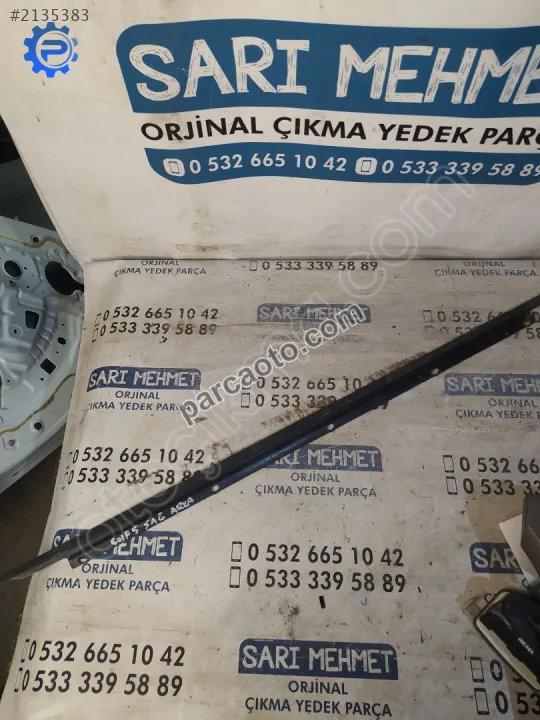 Çıkma orjinal vw golf 5 sağ arka kapı cam sıyırıcısı