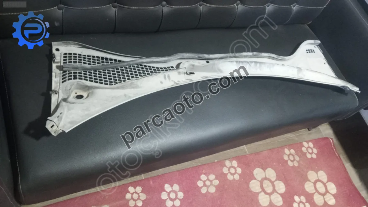Fiat Egea Ön Cam Izgarası 520992140E
