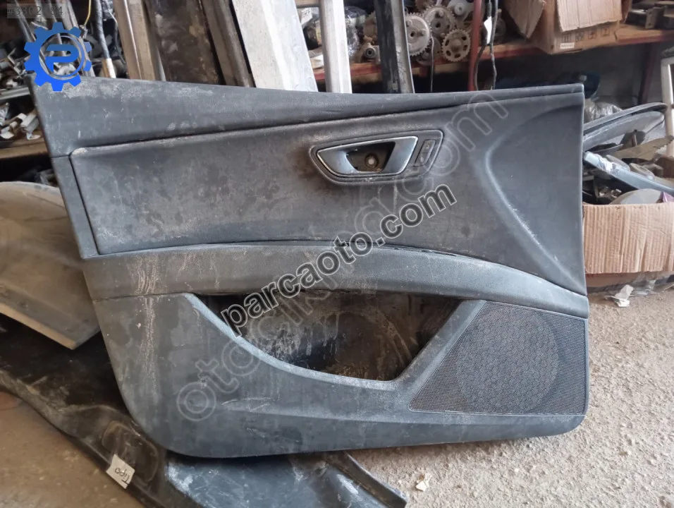 Seat Leon sol ön kapı döşemesi 5F4867171