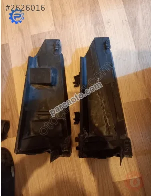 Renault laguna 1.ön cam ızgara alt plastiği.7700843100