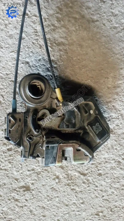 Toyota camry sağ arka kapı kilidi