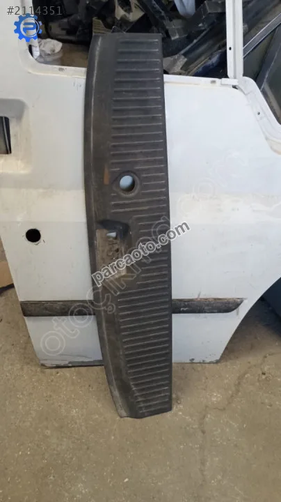 Ford Courier arka panel üst bakalit