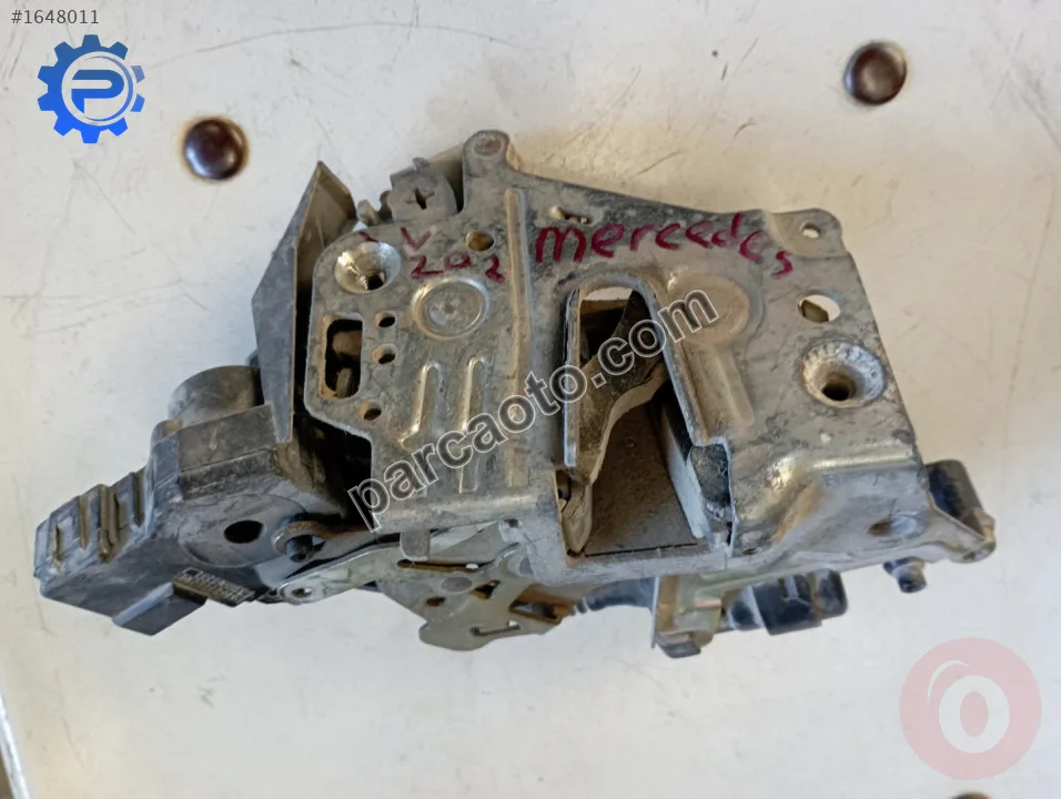 Mercedes w 202 arka sağ kapı kilidi.2028200409