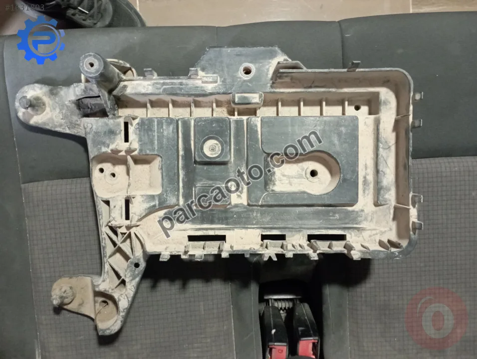 Volkswagen golf akü tutacağı