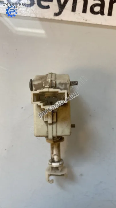 1M6810773D seat leon 2002 depo kapağı kilit motoru
