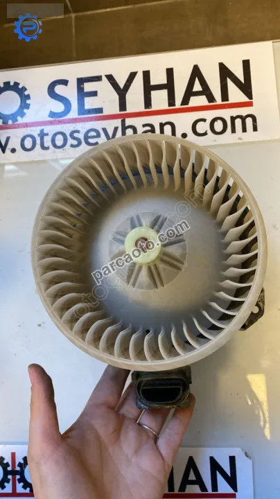 AV1371 toyota yaris 2015 kalorifer fan motoru