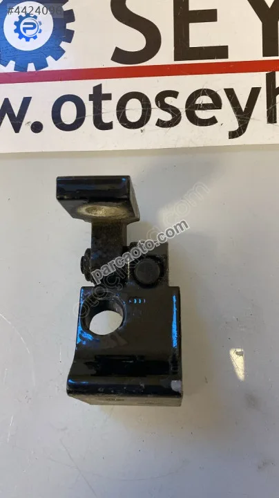 8P4833402 Audi A3 2008 sağ arka kapı üst menteşesi