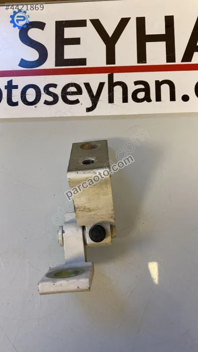 8K0831401P Skoda Rapid 2016 sol ön arka kapı üst menteşesi