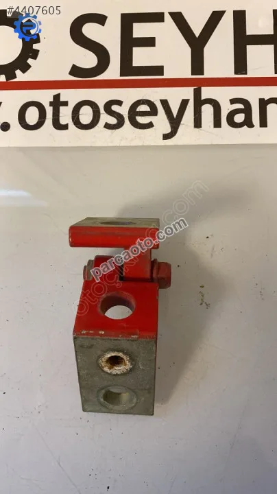 6Y0831411C Skoda Fabia 2002 sol ön kapı alt menteşesi 6Y0831411C Skoda Fabia 2002 sol ön kapı alt menteşesi