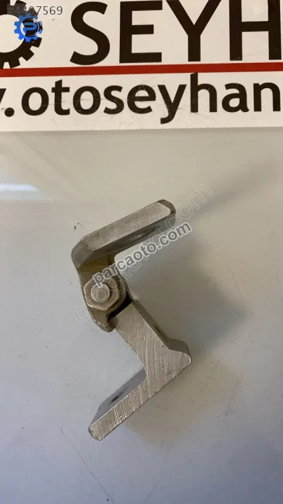 13181940 Opel Corsa D sağ arka kapı alt menteşesi