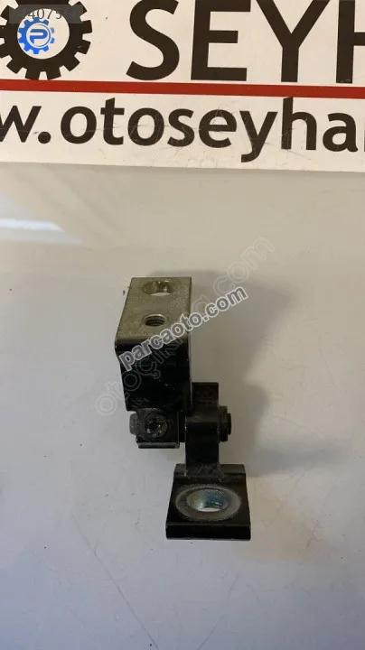 7N0831402A Skoda Octavia 2018 sağ ön kapı üst menteşesi