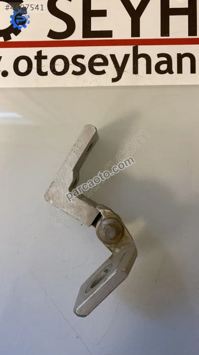 13181938 Opel Corsa D sağ arka kapı üst menteşesi