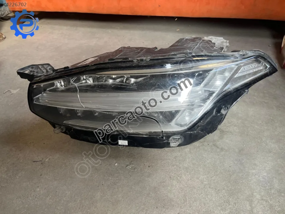 31353153 volvo xc90 4 beyinli led sol far (kırıkları var)
