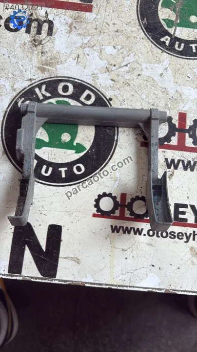 1247921 seat leon 2015 orta konsol kol dayama kolçak braketi