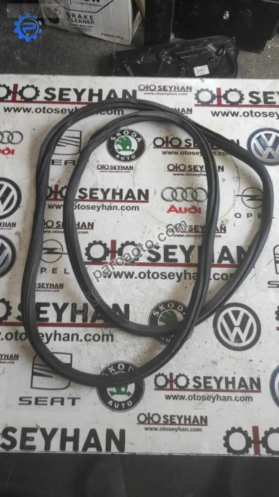 5K4867911B VW Golf 6 sol ön kapı lastiği .
