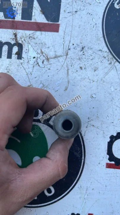 Volkswagen Passat b8.5 b8 bagaj kapağı menteşesi dayanma takozu .