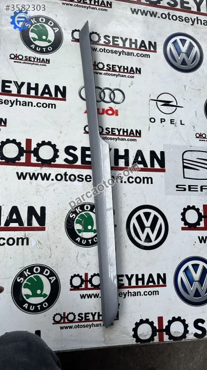 3G0867440 passat b8.5 sağ ön kapı kartonu çıtası çıta