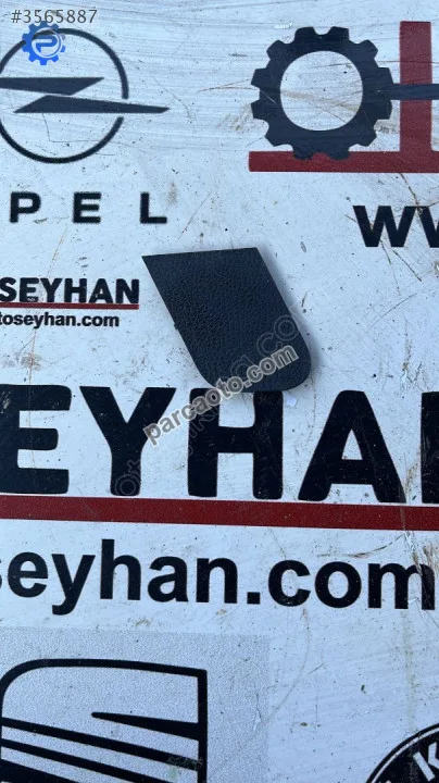 1K0867444 golf 6 sağ bagaj kapağı kaplaması vida kapağı