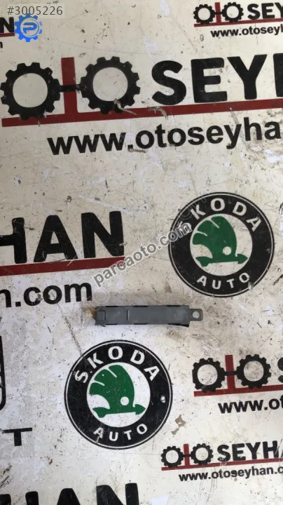 5K0035552 Volkswagen Golf 6 sağ anten düzleyici
