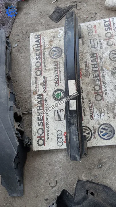 6R0807305 Volkswagen Polo 2017 1.2 tsı arka tampon demiri