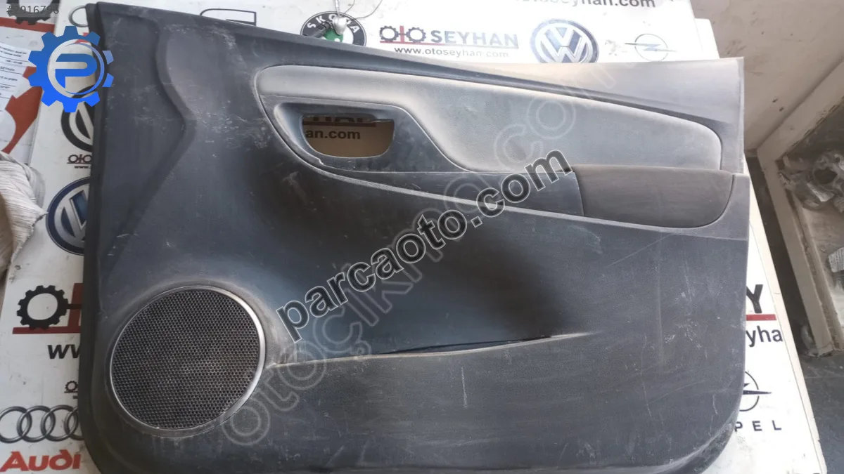 67763-0D130 Toyota Yaris 2015 sağ ön kapı döşemesi