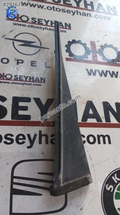 67615-0D180 Toyota Yaris 2015 ön sağ kapı üçgen kaplama