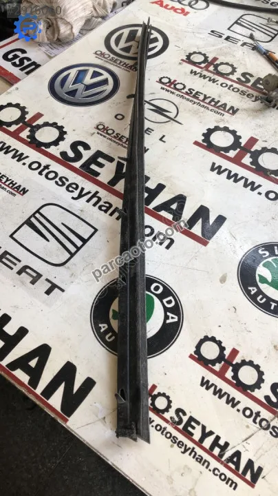 Toyota Yarıs 2015 arka sağ kapı cam iç sıyırıcı fitili