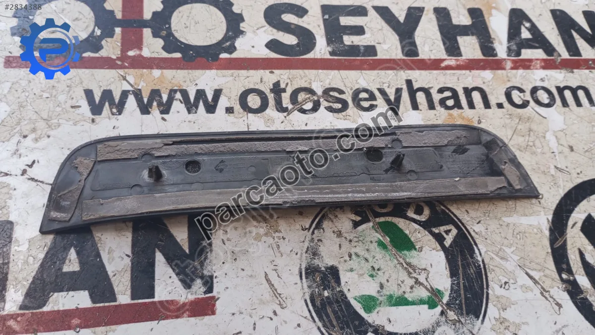 8K0853375 Audi A4 2014 bagaj kapağı eşiği çıtası