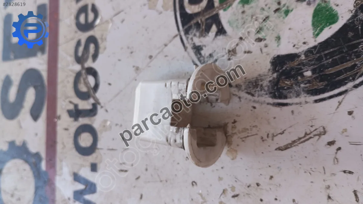 4L0886373 Audi A4 2014 arka koltuk klipsi