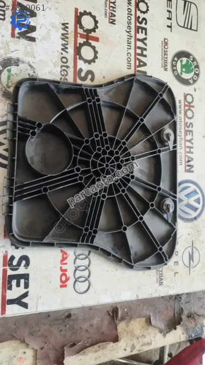 2K0853761B Caddy 2004-2015 arka taban eşya gözü kapağı