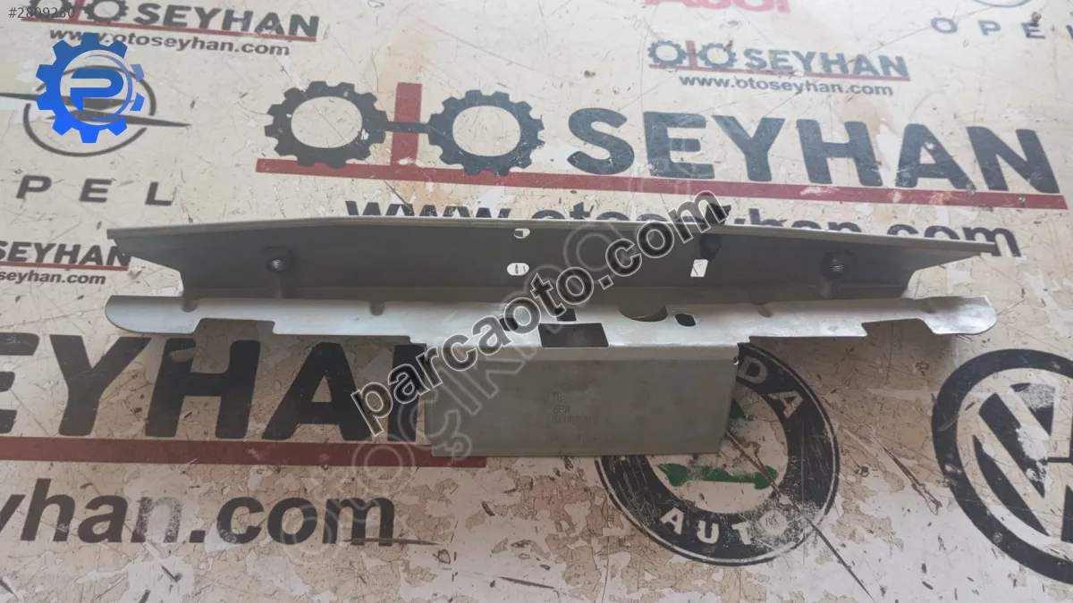 8T0827569 Audi A4 2014 bagaj kapağı açma düğmesi bağlantı braketi