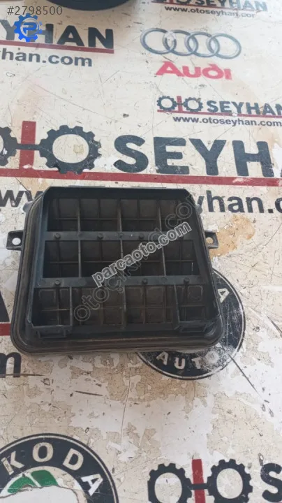 8K0819181B Audi A4 2014 arka bagaj iç havalandırma kapagi