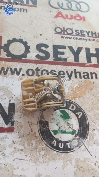 Audi A4 2014 ön sağ kapı  cam tutucusu