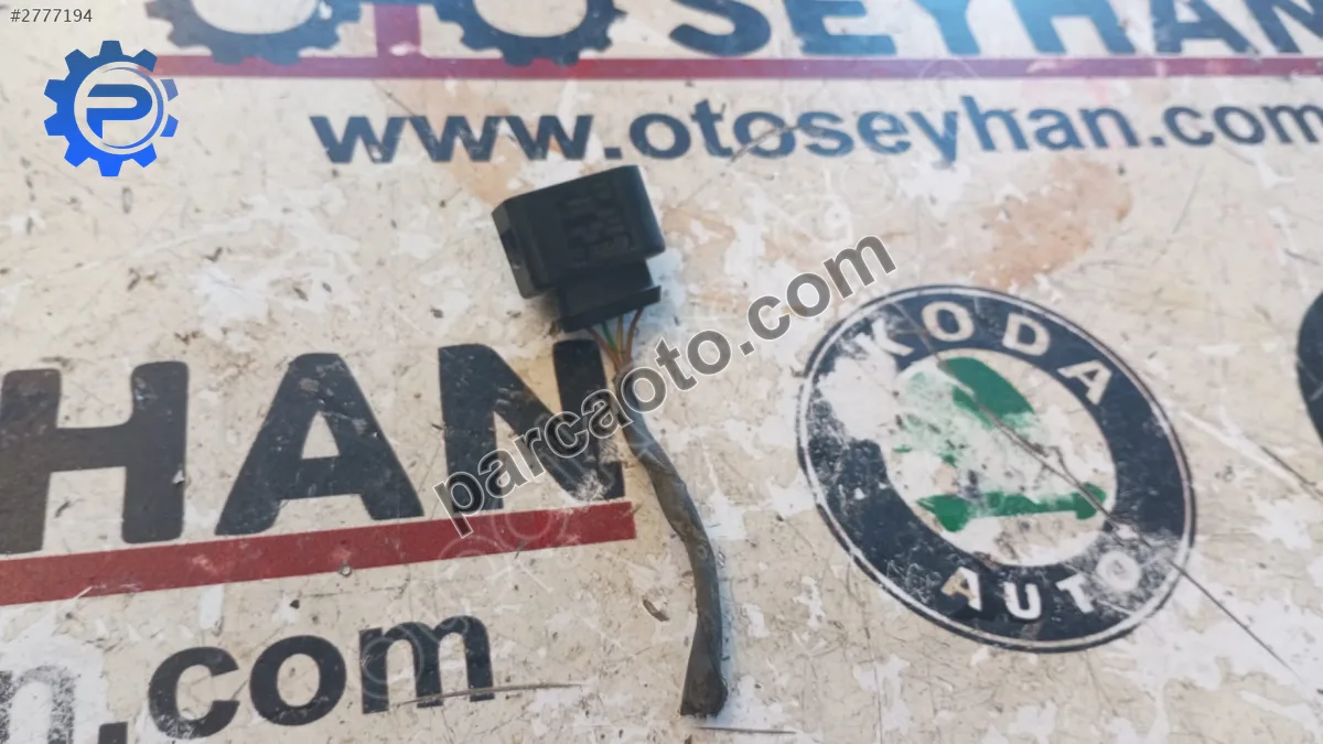8K0973724 Jetta 2012 silecek motoru fiș soketi