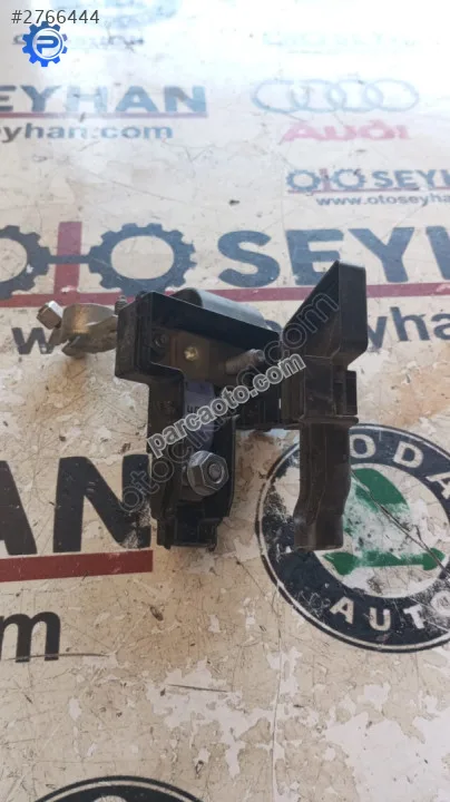 5WA937548A Golf 8 artı kutup bașı üst sigortalığı