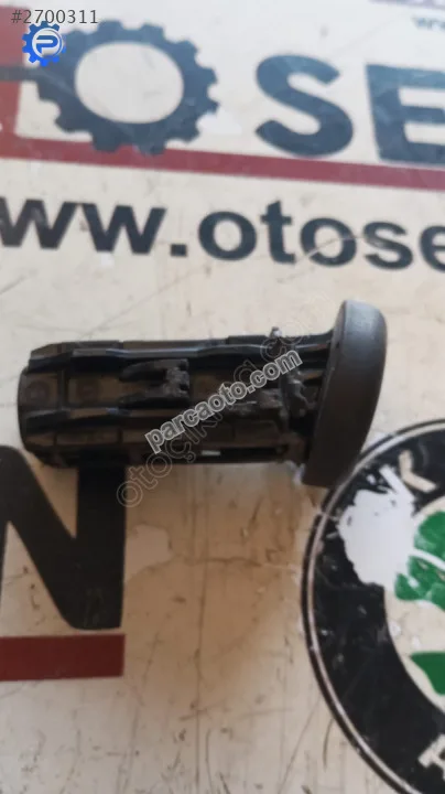 560886920 Skoda Octavia 2021 koltuk başlığı yuvası