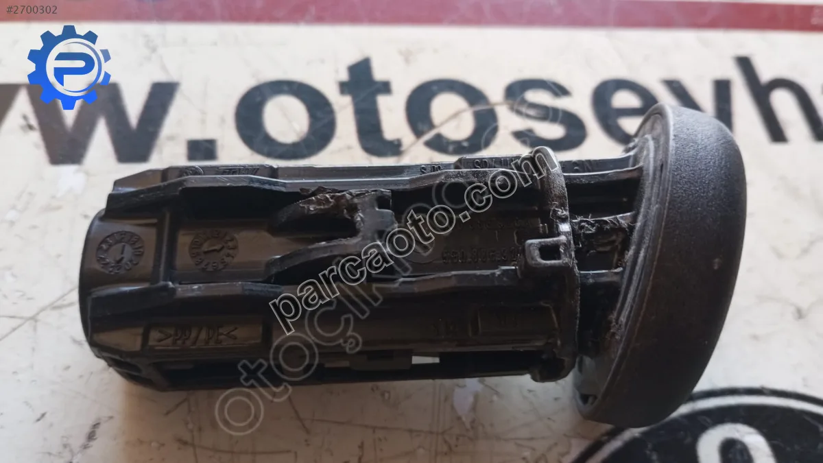 560886920 Skoda Octavia 2021 koltuk başlığı yuvası