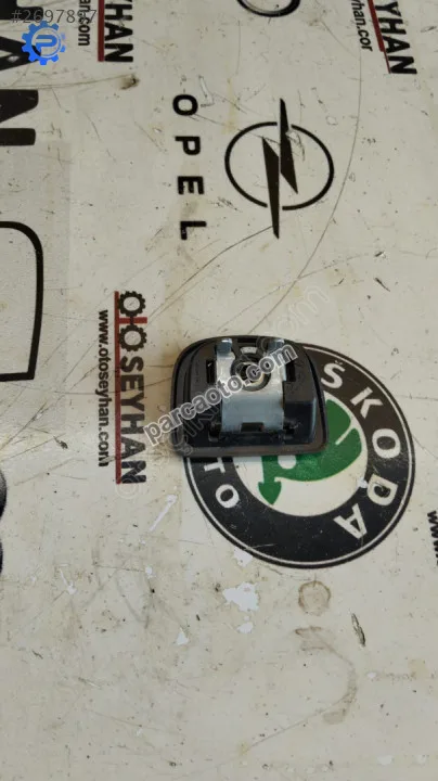 8V0863503 Skoda Octavia 2021 bagaj ip bağlama kancası