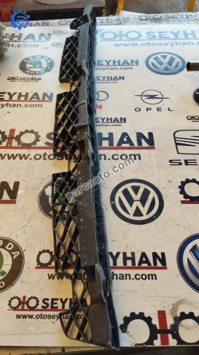 3AF807863 Passat b7 arka tampon Orta braketi