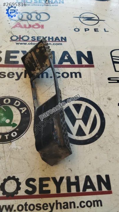 3C0201958 Passat b7 ön yakıt boruları koruyucusu braketi