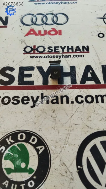 5G0959855K Skoda Octavia 2021 arka sağ kapı cam düğmesi