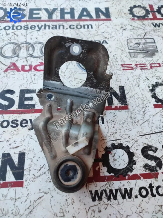 1K0955754A Passat b8 ön silecek motoru braketi