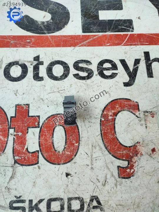 Jetta 2012 arka sağ kapı camı düğmesi
